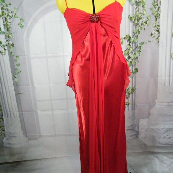 Robe de Bal ou demoiselle d’honneur en Satin Rouge Taille 4 - Picture 4 of 7